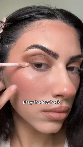 my favourite way to clean up your eyeshadow so it’s neat, and sharp! Using concealer - this is from revolution beauty 😍. #eyeshadowtutorial #eyeshadowhack #concealertips #makeuptutorial 