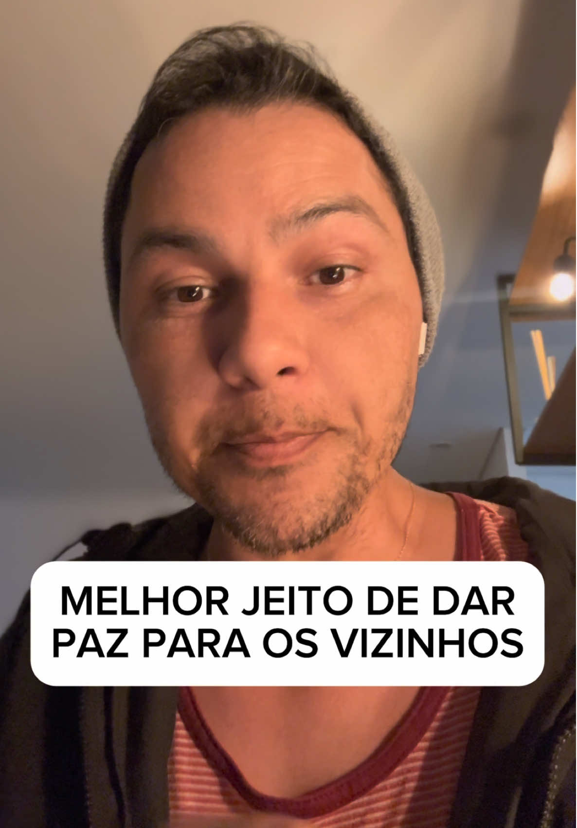 ESSE JEITO SIMPLES É O MELHOR PRA DAR PAZ PARA OS VIZINHOS Sempre temos algumas alternativas bem simples de isolamento acústico que ajudam muito no convívio dentro de um condomínio.  Estes dois itens são bem simples, mas podem ajudar muito com o barulho entre os apartamentos. 1- Veda fresta. Ele veda as postas e janelas impedindo essa troca de barulho dos espaços.  2- Adesivo de feltro. Uma coisa que só de colar nos pés dos móveis já vai fazer total diferença.  Se gostou da dica já acompanha o perfil. E conta aqui o que achou. 😉 #vizinhos #condominio #isolamentoacustico #barulho #sindicos 