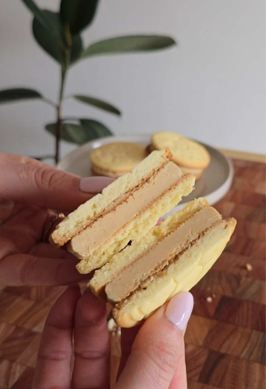 Alfajor fulbito, un clásico 🤤 Cada semana de septiembre, un alfajor diferente, vamos con el primero 👇🏻 Masa Harina 0000 250 gr Huevo 1 Manteca pomada 80 gr Azúcar impalpable 100 gr Esencia de vainilla 1 cdita Relleno Chocolate blanco 200 gr Pasta de maní 125 gr Háganlos y me cuentan 😘🫡 #alfajor #alfajorfulbito #pastademani #recetasfaciles 