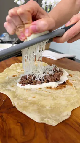 Mais uma da série, descomplicando seu jantar!Massa PERFEITAA para o seu burrito 🤤 500g de farinha de trigo  1 colher de cha de sal  80 ml de oleo  240 ml de água morna  É só misturar todos os ingredientes, e deixar fermentar por 40 minutos.  É simples, pratica e muito gostosa! Faz e me conta ❤️