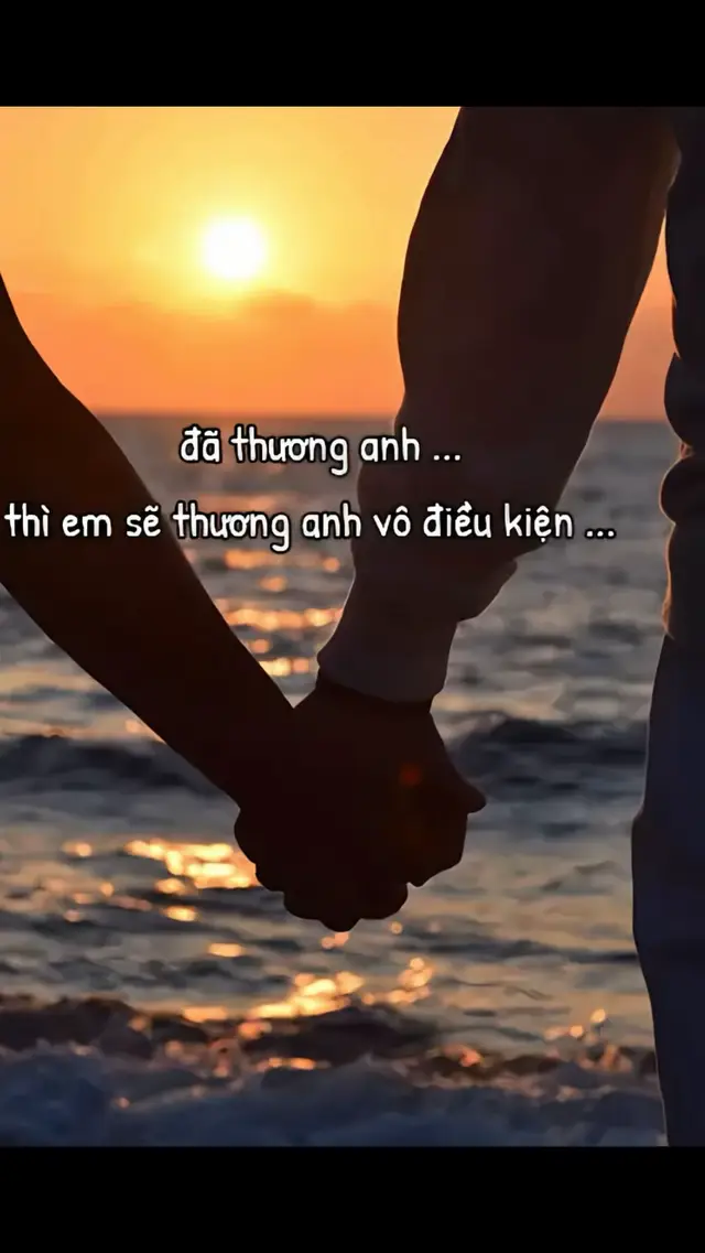 Nếu tình cảm em chỉ là thoáng qua, thì em đã rời đi từ lâu rồi, chứ đâu kiên nhẫn đứng lại chờ anh đến tận bây giờ… Người ta có thể giả vờ thương trong một đôi ngày, có thể nói dối trong vài tháng, nhưng chẳng ai đủ kiên nhẫn để giữ chặt một niềm tin cả năm tháng dài… Em chọn ở lại đây, lặng lẽ thôi. Không phải vì em không thể đi con đường khác, mà vì trái tim này chỉ muốn hướng về anh. Có thể sau này chúng ta không thể cùng nhau đi đến cuối, nhưng em muốn anh hiểu rằng… “” Đã có một cô gái yêu anh bằng tất cả sự chân thành, yêu anh bằng tất cả những gì cô ấy có, yêu đến mức có sẵn sàng chờ đợi, yêu đến mức dù không có hồi đáp cũng không buông tay “” Em không dám hứa tình yêu này sẽ mang lại cho anh điều gì to lớn, nhưng ít nhất nó đủ thật, đủ lâu, đủ sâu đậm, và đủ để anh biết rằng có một người từng xem anh là cả thế giới… ❤️ yêu anh ❤️