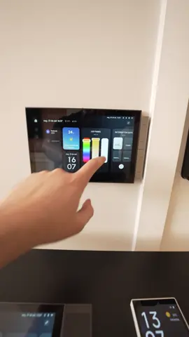 E aí, qual faz mais sentido pra você? São painéis legais demais pra dar aquele ar tecnológico em casa e controlar todos os dispositivos inteligentes de forma visual! Sempre que vem alguém em casa, vira assunto :) Tem preços e funções diferentes e trouxe esse conteúdo a pedido de alguns de vocês que gostariam de priorizar e entender qual seria o melhor, dentro dos preços e funções de cada um! #automacaoresidencial #reforma #alexa