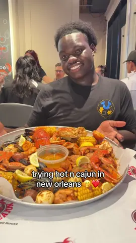 best seafood places in new orleans, today i tried @HotNCajunBoilHouse in new orleans 🔥🔥😮‍💨 #seafoodboil #hotncajunboilhouse #neworleansfood 