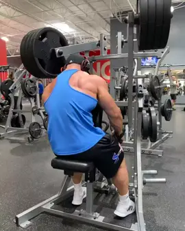 Some clips from back training today!! Great session and really feeling stronger on some movements I've been wanting to improve on. The first video I'm REALLY pumped up about. I've been focusing hard on density in the mid back, rhomboids, and mid portion of the lats. This was a PR for 2 sets with this weight and with this control. I Went lighter on the rack pulls (last video) since I'm just getting back into them after I injured my low back / SI Joint during prep. Here's how the workout went down! Rope pullovers/pulldowns HS low row Seated Row (bull horn handle) HS high lat pulldown (Single arm) Rack pulls Give these a try!! 🔥💪🏻