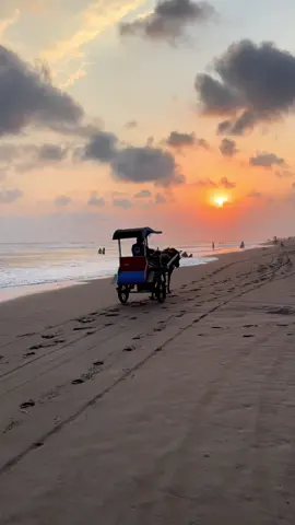 Senja Parangtritis, saat laut dan langit berpadu dalam keindahan yang tak terucapkan🌅 ➡️PAKET WISATA JOGJA ➡️SEWA MOBIL&DRIVER ➡️GRUP TRIP ☎️081329701665 #paketwisatajogja #pantaiparangtritis #explorejogja 