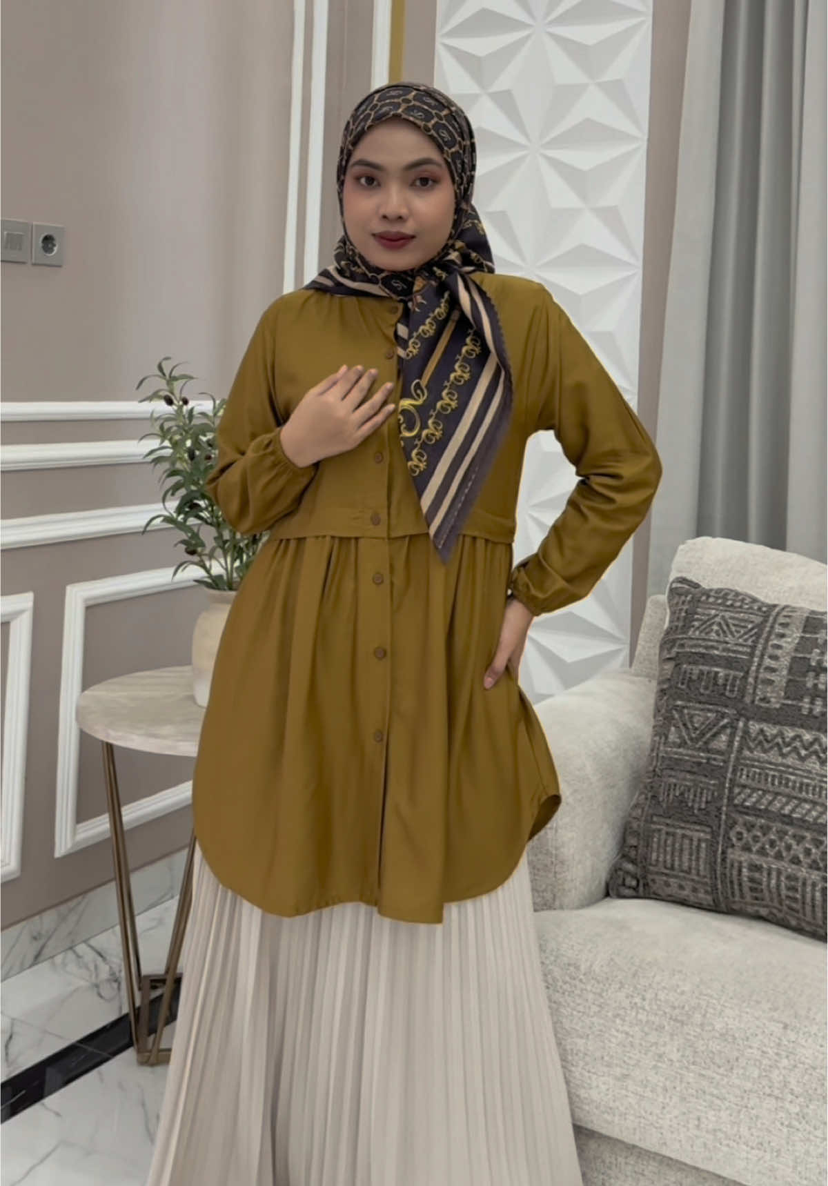 ✨ Salsa Blouse ✨ Blouse polos simpel tapi tetap elegan 💕 Bahan rayon twill yang adem & jatuh nyaman dipakai seharian. Harganya juga afordable banget! 👉 Cocok dipakai semua usia, baik muda maupun dewasa. 📌 Warna yang dipakai ini: Ginger — manis & hangat banget! Cus buruan, jangan sampai kehabisan ya ✨ #ZalfaOutfit #produklokal #TikTokShop #bajuwanita #outfitideas 
