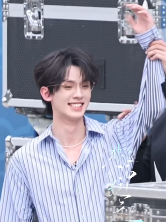 dia, seketika tesipu.🥹☺️ dan tersenyum malu saat melambaikan tangannya 👋👋🥹😘🥰🫶💙💙💙🥟 terlihat sangat manis 😊😊😊#zuohang #左航 #top登陆少年左航 #tffamily_3rd_generation #fyppppppppppppppppppppppp 