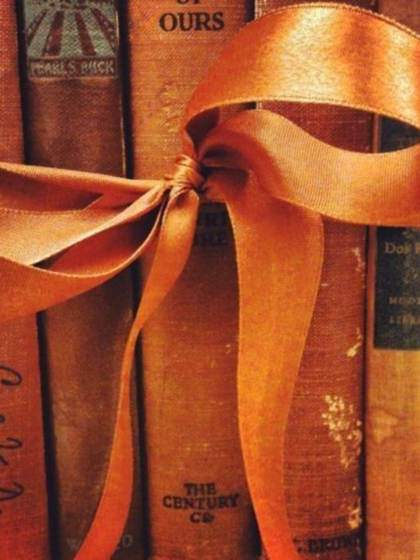 Daily islamic reminders  Allah tests you because He knows you are capable of enduring it. Every hardship you face is not a sign of weakness, but a reminder of your hidden strength and Allah’s closeness to you. Tests are not punishments; they are opportunities to grow in patience, strengthen your faith, and elevate your rank in the Hereafter. Just as gold is purified through fire, the believer is purified through trials. When life feels heavy, remember that Allah would never burden a soul beyond what it can bear. So hold on with hope, make duʿā, and trust that after every difficulty, Allah has already written ease for you #islamic #dailyislamicreminders #islamiclectures #goviral #viralcontent 