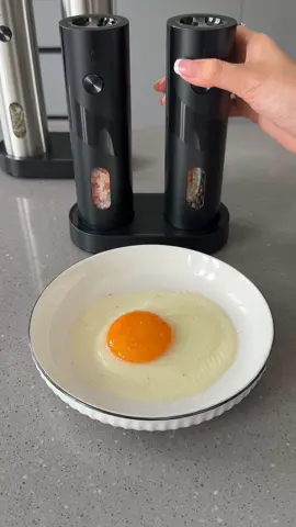 🧂 Temperos Sempre Frescos E Sem Esforço Moedor elétrico recarregável para sal e pimenta, com moagem ajustável e utilização prática para cozinhar com mais sabor e comodidade. Procura pelo código fgw6438 ou clica no link https://temu.to/m/ej9vf4r8eo2 #temu #moedorsalpimenta