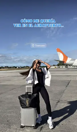 JA se hace lo que se puede. Creo que durante el viaje, con la organización y nervios de llegar a tiempo y aprovechar al máximo… la moda pasa a último plano 😂 #viajes #outfit #aeropuerto #aleydisdeviaje #humor 