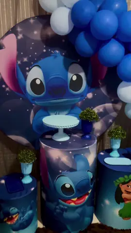 🎉✨ Sua festa no mundo encantado do Stitch! ✨🎉 Deixe a decoração do aniversário ainda mais especial com o Kit Pegue e Monte tema Stitch! Inclui painel temático, trio de cilindros decorativos, tapete e um lindo arco de balões nas cores azul 💙 Praticidade, economia e muito charme para transformar seu momento em uma lembrança inesquecível. 📲 Reserve já a sua data com a G&H Decore WhatsApp: (13) 99722-4690