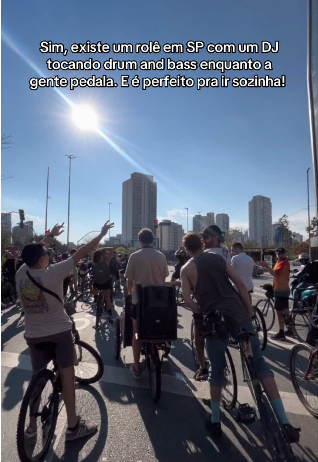 Esse rolê é do @888dnb, acompanhem a página que eles sempre divulgam os próximos pedais lá! E já rolou em outras cidades 😉  “Ah mas eu não tenho bike” vai de bike Itaú more! E é um ótimo rolê pra fazer novas amizades, recomendo! #fyp #vaiprofycaramba #saopaulo #drumandbass #bike 