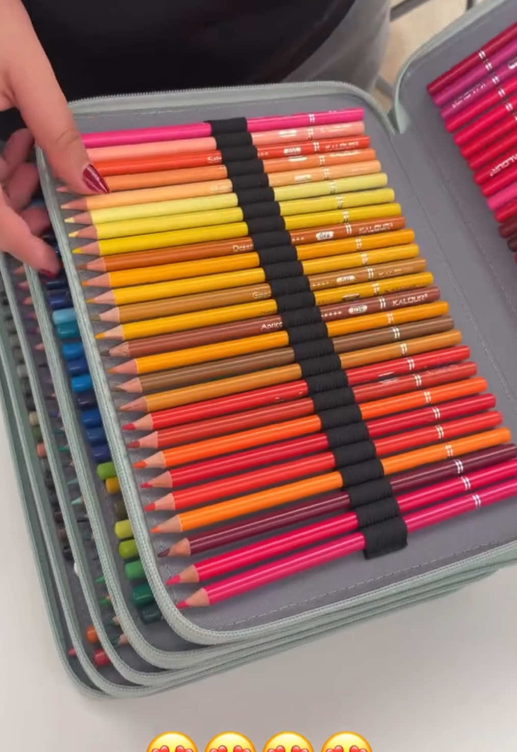 ¡Sí, 240 😱 crayones que vienen en este práctico estuche para llevar a donde quieras!😍🌈 Además, incluye: 12 lápices de acuarela, un lápiz incoloro, un pincel de acuarela y 2 sacapuntas🤩 Son tantos crayones sin colores repetidos y en todas las tonalidades que parece que fueran interminables. ¡Empieza a explorar tu creatividad coloreando con ellos!🌈🤩🖍️ Ideales para cualquier manualidad o proyecto ¡Contáctanos!📲0414-1239090 📌Showroom- Colinas de Santa Mónica 📌PickUp- Caracas 🛵Delivery - Caracas 📦Hacemos envíos a nivel nacional #fyp #trend #arte #caracas #happycolours                        