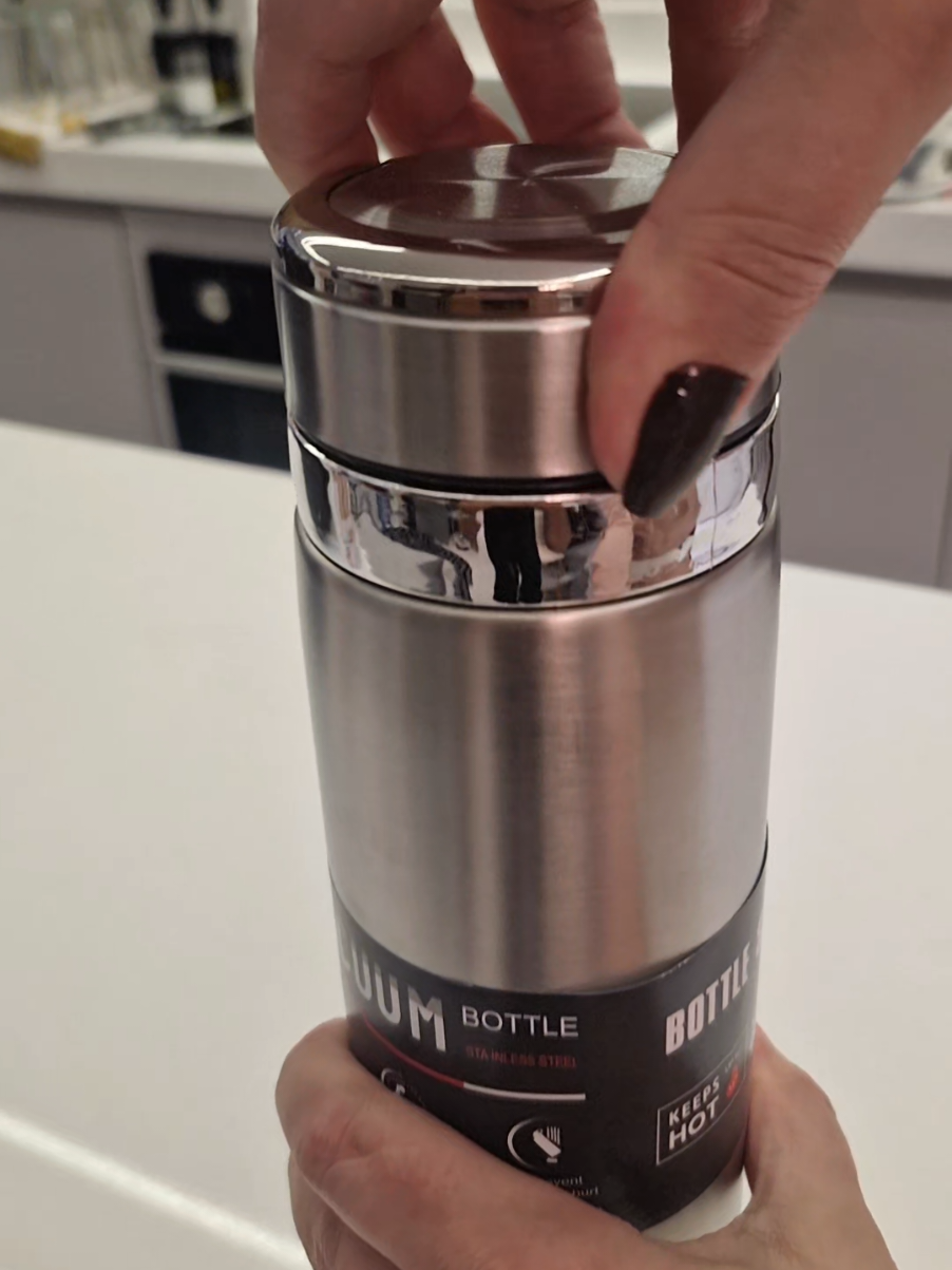 🔥 Mantenha suas bebidas quentinhas por até 24h ou geladinhas o dia todo com a Garrafa Térmica de Aço Inoxidável! 🥶☕ Com capacidade de 800ml ou 1000ml, material 316 inox premium e alça prática para levar a qualquer lugar. 🚶‍♂️✨ Perfeita para academia, trabalho, viagens e aventuras! 🌍💪 ✅ Alta durabilidade ✅ Conserva temperatura por horas ✅ Design moderno e resistente Aproveite a oferta relâmpago antes que acabe! ⏳🔥 #TikTokShop #AchadinhosTikTok #GarrafaTérmica #Utilidades #PromoTikTok    