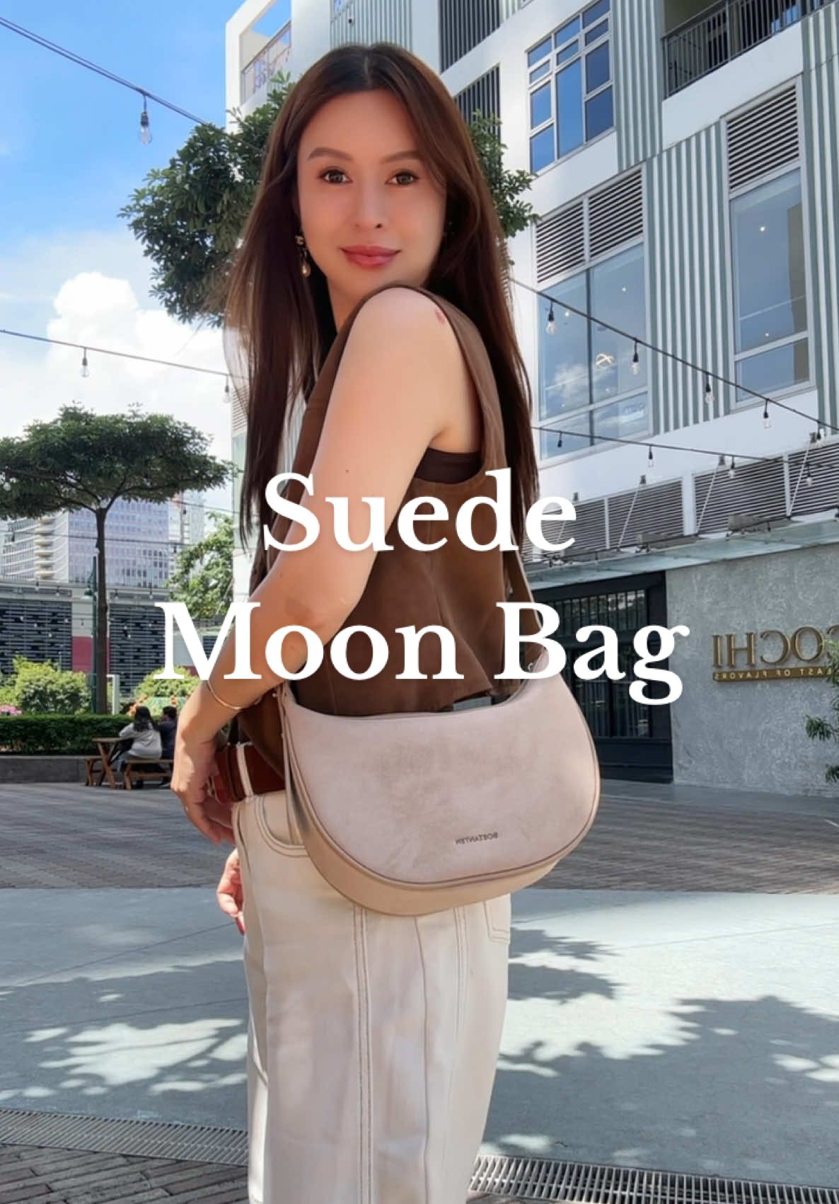 2 way moon bag from @Bostanten in suede material #moonbag #suedebag #crossbodybag #shoulderbag #bostanten 