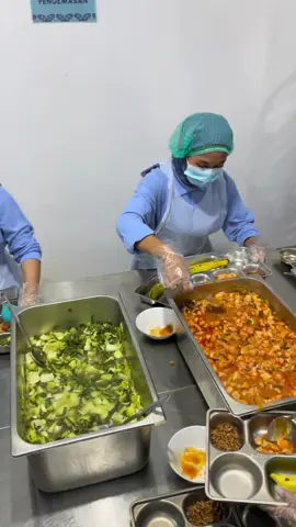 Prepare dari tim pemorsian untuk pelayanan pagi ini, dipimpin oleh Asisten Lapangan, kang Dede @Kang Dede Mc 🥰 #bgn #sppg #makanbergizigratis #mbg #bogor #cigombong 