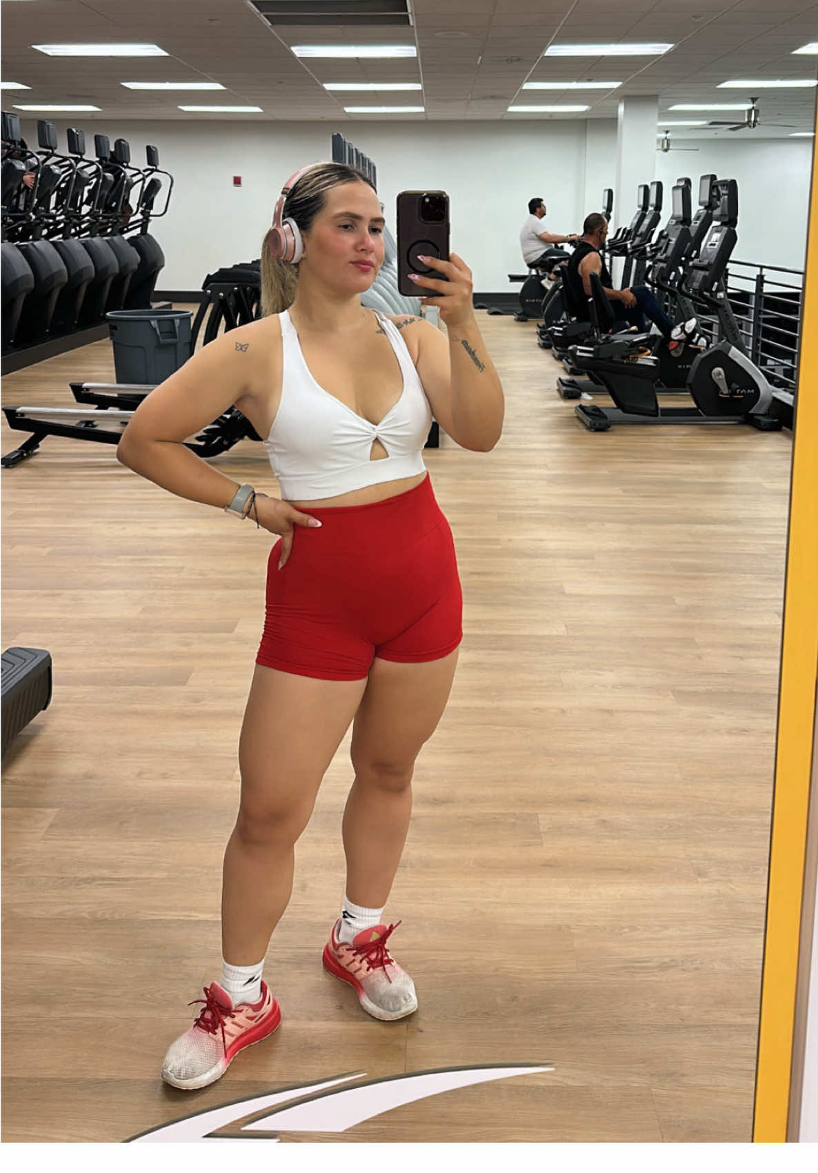 Madurar en el Gym es entender que sin la foto en el espejo 🪞, el músculo no crece 🦵🍑💪🏻, sin tu GymBro @xeyna.diaz 🏋️‍♀️🏋️‍♀️no hay un buen entrenamiento y si no vienes bien arreglada y combinada es como si no entrenaras 😎😍💅 #gym #gymbro #matching #GymTok #MomsofTikTok 