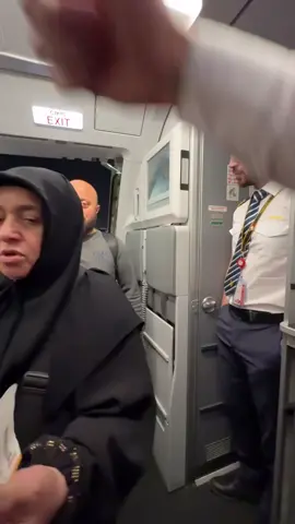 los padres suben al avión.. pero el piloto era su hijo ❤️