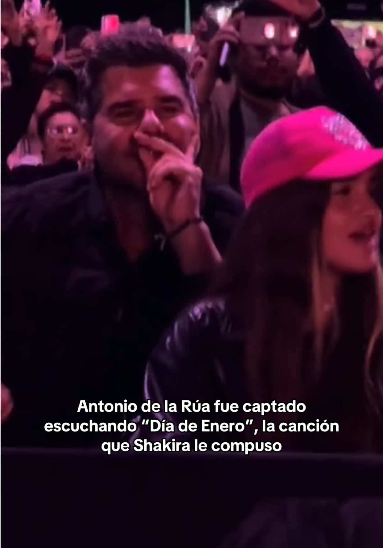Antonio de la Rúa fue captado escuchando “Día de Enero”, la canción que Shakira le compuso, durante su concierto en CDMX. 😍 CC: @pabloenriqueof #antoniodelarua #shakira #shaki #diadeenero #antoniodelarúa 