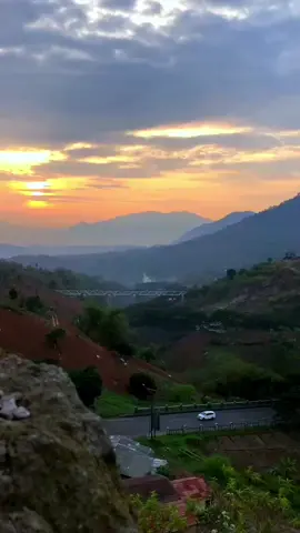 Pagi yg indah....🌄🚆 #sunrise #railfansindonesia #keretaapi #nagregbandung #jawabarat 