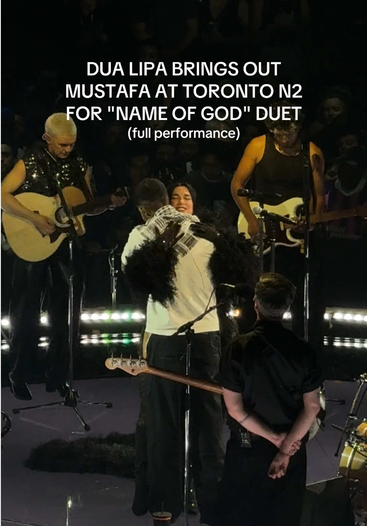 @Dua Lipa brought out Toronto's own, Mustafa The Poet for her suprise song in Toronto tonight!!!🖤🪩 #dualipa #toronto #concert #radicaloptimismtour #mustafa 