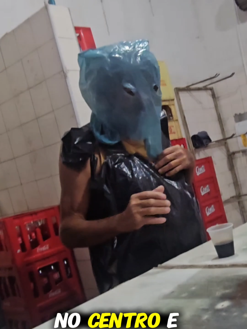 Joel e sua capa caseira  Esse é dos brabo, segurança do Bar, está sempre no horário de abrir e fechar para cumprir os protocolos  Diz ele que tem Pinto no nome, pegou o Souza da mãe e o Pinto do Pai (lá ele) #bardoantonio #toninho #51épinga #capadechuva #viral 