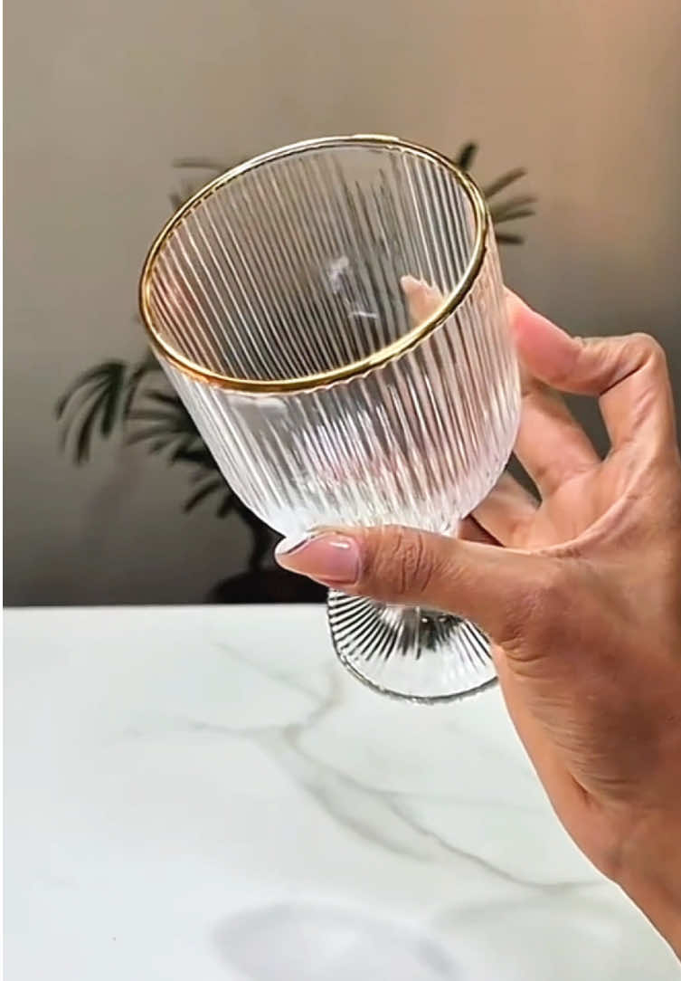 ✨ Jogo de taças com borda dourada: sinônimo de sofisticação e charme para qualquer ocasião especial!  #taça #taças #copos #utensiliosdecozinha #tiktokshop 