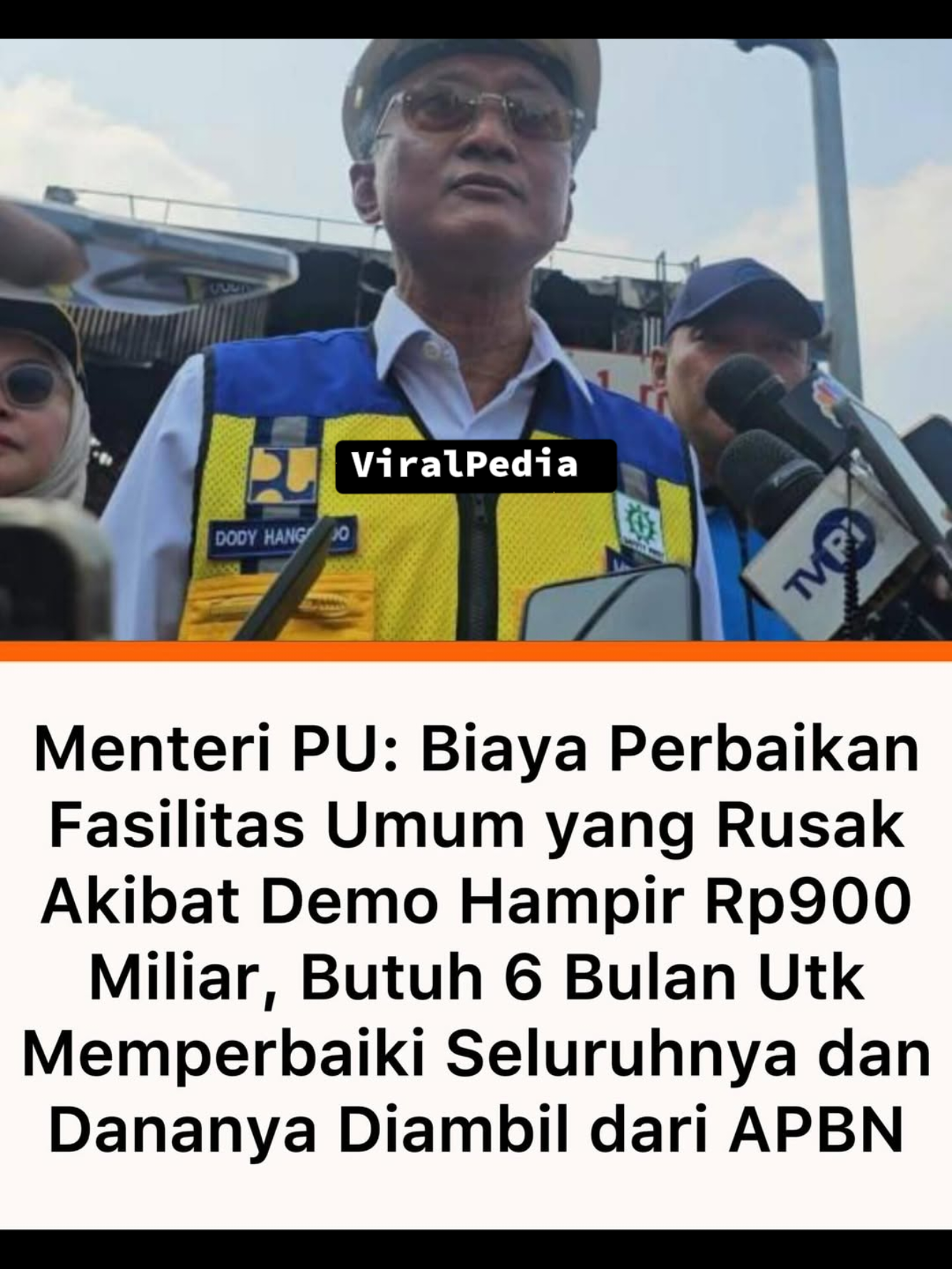 Pekerjaan Umum (PU) Dody Hanggodo mengatakan butuh waktu hingga enam bulan untuk memperbaiki seluruh Gedung Dewan Perwakilan Rakyat Daerah (DPRD) yang rusak saat demo pada akhir Agustus 2025. Adapun biaya renovasinya diperkirakan mencapai Rp 900 miliar yang diambil dari Anggaran Pendapatan Belanja Negara (APBN). Gedung DPRD yang terdampak karena meningkatnya eskalasi kerusuhan massa itu tersebar di sejumlah wilayah. Di antaranya Makassar, Kota Solo,Sumatera Selatan, Kota Kediri, Kabupaten Jepara, serta bangunan aset milik Majelis Permusyawaratan Rakyat di DPRD Jawa Barat. Namun tidak keseluruhan dari gedung tersebut berkategori rusak berat. Ada pula yang hanya perlu mengganti bagian kacanya karena pecah dilempar massa aksi. “Kalau yang rusak ringan bisa cepat renovasinya, kurang dari 1 minggu selesai. Kalau yang rusak berat sekitar 6 bulan,” ujar Dody saat ditemui di Gerbang Tol Pejompongan, Jakarta Pusat, Selasa, 2 September 2025. Dody mencontohkan, kategori rusak berat itu seperti Gedung DPRD Makassar dan bangunan aset MPR di DPRD Jawa Barat yang ludes terbakar. Sedangkan yang rusak ringan semisal tembok bangunan terkena semprotan cat ataupun lemparan batu. Selain menyinggung soal gedung DPRD, Dody menyoroti dampak demonstrasi yang menyasar banyak fasilitas publik seperti gerbang tol di Jakarta. Ia mendata, sedikitnya ada tujuh gerbang tol yang dirusak serta dicuri fasilitasnya ketika kericuhan unjuk rasa terjadi pada Jumat, 29 Agustus 2025. Namun biaya renovasi gerbang tol dibebankan kepada Jasa Marga karena perusahaan pelat merah itu mempunyai anggaran yang cukup untuk perbaikan. #menteripu #fasilitasumum #perbaikan  #viral #demo 