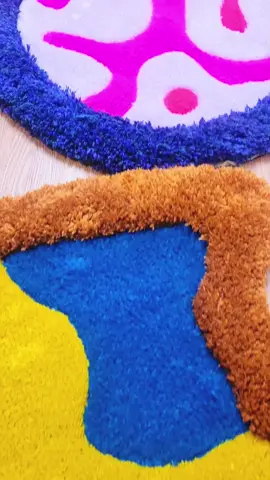 ✨ Camitas de tufting únicas y personalizadas para mascotas ✨ Olvídate de las camitas comunes 🐶🐱❤️ Estas camitas están hechas a mano con lana, son frescas, confortables, estables ¡y no se pueden morder ni sacar la esponja! 🧶 ✔ 100% personalizadas: colores, formas, patrones y hasta el nombre de tu mascota. ✔ Únicas, coloridas y diferentes a cualquier cama tradicional. ✔ Ideales si tu mascota ama dormir en las alfombras. 📏 Disponibles en varios tamaños (desde pequeños hasta 1 metros) 📩 Escríbeme y diseñemos la camita soñada de tu peludito🥰 #tufting #elsalvador #mascotas #chofyrugs #fyp 