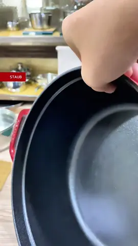 Reviews đồ gia dụng nhà bếp: Nồi gang tráng men Staub La Cocotte của Zwilling chính hãng nhập khẩu từ Pháp  Công dụng: nấu canh, luộc gà, kho thịt cá đa năng  Chất liệu: Gang dẻo cao cấp chống nứt vỡ. Lớp men cứng an toàn chống chày xước và chống dính cao Sử dụng cho bếp từ, bếp gas, bếp hồng ngoại và các loại bếp khác  #daoinox #staub #Zwilling #staublacocotte  #reviewdogiadungnhabep 