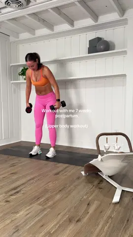 Dumbbell home workouts for the win🧡💞 and joined by two cuties👶🏼🐾 #gymmom #postpartumworkout #upperbodyworkouts #homeworkout #postpartumfitness