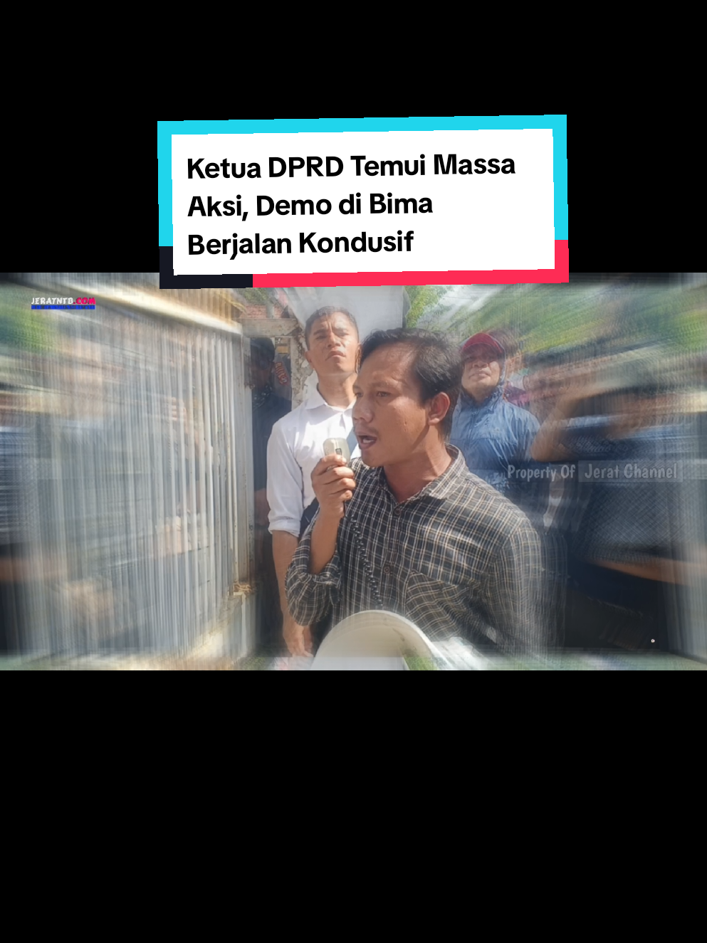 Bima, Jeratntb.com - Liga Mahasiswa Nasional Untuk Demokrasi (LMND) Bima menggelar aksi demonstrasi di depan Kantor DPRD Kabupaten Bima, Senin (1/09/2025). ‎ ‎Demonstari ini menuntut kebijakan dari DPR RI mengenai kenaikan tunjangan bagi anggota Dewan Perwakilan Rakyat dan juga pengesahan undang-undang mengenai perampasan aset bagi para koruptor.  ‎ ‎Pihaknya menilai kebijakan tersebut tidak berpihak kepada masyarakat luas, khususnya mereka yang masih berada dalam garis kemiskinan dan merasa terabaikan. ‎ ‎Hasil tinjauan media ini proses demonstrasi berjalan damai yang dikawal oleh pihak kepolisian dan TNI. ‎ ‎Massa aksi meminta agar bertemu langsung dengan Ketua DPRD Kabupaten Bima agar mendengarkan tuntutan yang disampaikan. ‎ ‎Kapolres Bima segera memfasilitasi pertemuan tersebut. Ketua DPRD Kabupaten Bima, Diah Citra Pravitasari, menemui massa aksi dan menjelaskan bahwa kehadirannya bersama dengan unsur DPRD Kabupaten Bima bertujuan untuk mendengarkan dan menyerap secara langsung aspirasi yang disampaikan oleh para peserta aksi. ‎ ‎Dengan tegas, ketua DPRD mendukung penuh tuntutan mereka dan akan menyampaikan seluruh aspirasi mereka kepada DPR RI dengan penuh tanggung jawab. ‎ ‎Dengan tegas, Ketua DPRD menyatakan dukungan penuh terhadap tuntutan tersebut dan berkomitmen untuk menyampaikan seluruh aspirasi kepada DPR RI. ‎ ‎