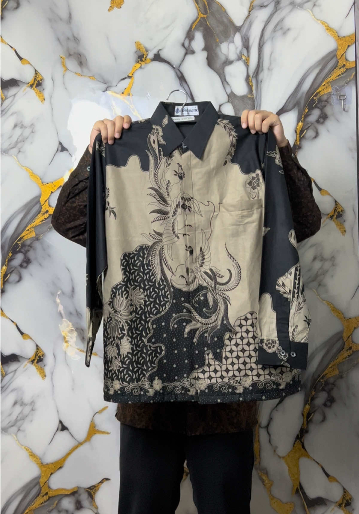 Baju kemeja batik pria premium lengan panjang motif brahma hitam cream  #bajubatik #kemejabatik #batikpria #batikmodern #batikpremium 