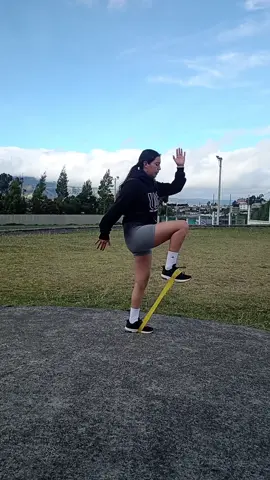 🏃¿Acabas de empezar en el mundo del running?  ¡Incluye estos ejercicios y notarás la diferencia desde el primer día ! ⚡💪 Dosificación  •12 reps  •3 series  . . . . #Running #runningman #fisioterapeuta 