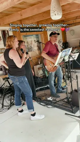Singing together with the family at a garden party.  #truecolors #family #familylove #familyband #singing @Ronaldo @bmedland61616 