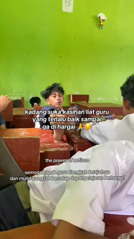 kita bantu repost karena sumber video dari @rekhan.oktano sudah ditarik. seorang guru tua sedang menerangkan pelajaran namun murid banyak yang tidak memperhatikan mirisnya ada 1 bocah yang berlagak sok jagoan angkat kaki diatas meja. 