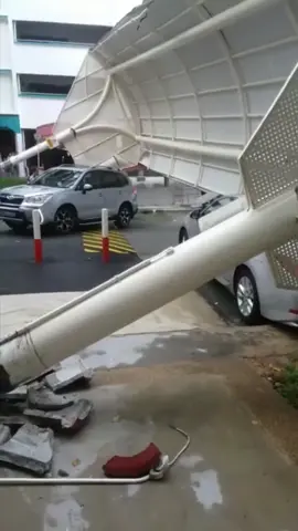 စင်္ကာပူနိုင်ငံ၊ အန်မိုကျိုလမ်းမှာရှိတဲ့ ကားပါကင်တစ်ခုမှာ အမိုးအကာပြိုကျမှုကြောင့် ကားတစ်စီးပိတ်မိနေခဲ့ကြောင်း ဒေသတွင်းမီဒီယာက ဖော်ပြခဲ့ပါတယ်။ ပြိုကျမှုဖြစ်ပွားချိန်မှာ အနီးနားက လူအချို့လည်း ရှိနေခဲ့ပြီး လုံခြုံစိတ်ချရတဲ့နေရာကို ရှောင်တိမ်းနေကြရပါတယ်။ ဒီဖြစ်ရပ်ကြောင့် အဆိုပါ အန်မိုကျိုလမ်းတစ်ဝိုက်မှာလည်း ယာဉ်ကြောပိတ်ဆို့မှုတွေ ဖြစ်ပေါ်ခဲ့ပါတယ်။ လက်ရှိအချိန်အထိတော့ ဒီဖြစ်စဉ်ကြောင့် ထိခိုက်ဒဏ်ရာရသူရှိ၊ မရှိကို အတိအကျမသိရှိရသေးပါဘူး။ သက်ဆိုင်ရာအာဏာပိုင်တွေကတော့ လမ်းရှင်းလင်းရေးလုပ်ငန်းတွေကို အလျင်အမြန် ဆောင်ရွက်ခဲ့ကြပါတယ်။ #Singapore #news#follower#ဗဟုသုတ