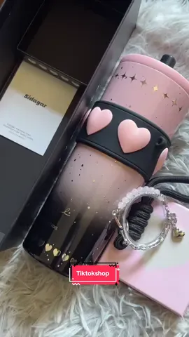 Reviewing my new fav bottle, and honestly I’m in love 😍 #sidagar#tumbler #tiktokaffiliate #creatorsearchinsights #fypp