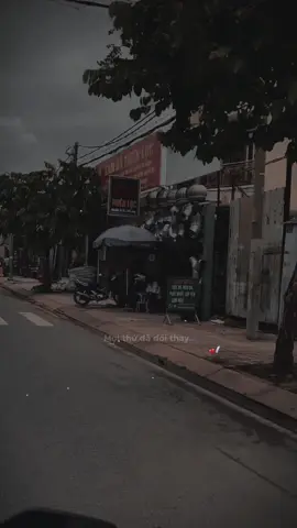 Vòng tay anh ôm lấy những kĩ niệm xa vời… #nhachaymoingay #buon #buon_tam_trang #nhacnaychillphet #nhactamtrang 