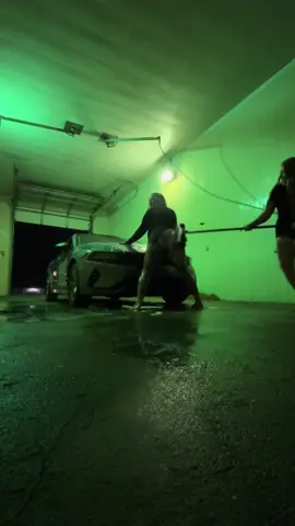 shakin butt on top of cars 😝 #fypシ #ontopofcars #fyp #foryoupage #trending 