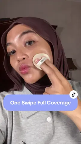 Pernah nggak sih nemu bedak yang sekali swipe langsung nutupin semua? Well… ternyata ini bukan sekadar compact powder. Ini foundation in powder form yang kasih matte finish dan full coverage cuma sekali usap, loh! ✨  One swipe full coverage! Fix sih ini bukan bedak, tapi foundation!  Liat sendiri deh hasilnya di sini, PIXY Mates~ 💗 #MatteForHighImpact #PIXYFixedMattePowderFoundation #CelebrateMyBeauty