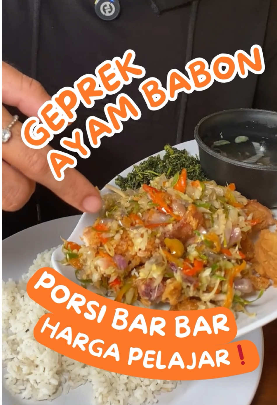 AYAM GEPREK VIRAL❗ ANDALAN ANAK UNDIP TEMBALANG🔥 Food Review : Pilihan menu saosnya komplit dan berbagai macam varian, di jamin ngga bakal bosen🤤 Harga pelajar pol, porsinya bar bar bisa bikin kenyang seminggu😱 Rekomendasi makan di tempat karna bisa prasmanan nasi, minum, dan krupuk😍 Pilihan ayamnya juga besar2 karna cuma ada 2 pilihan favorit paha atas dan dada😭 kita juga dapet bayam goreng yang gurih dan kuah kaldu yang nendang pol kaldunya😍 Menu yang Minkul pesan : *Ayam geprek mozarela ori lv.4 : 21 K ( + Nasi ) *Ayam geprek saos mentai : 16 K ( + Nasi ) 📍Ayam Geprek Petir  Jl. Timoho Bar. III, Bulusan, Kec. Tembalang, Kota Semarang & Jl. Banjarsari Selatan No.49a, Tembalang, Kec. Tembalang, Kota Semarang 🕛 Jam Buka  : 09.00-21.00 WIB 📷 Instagram : @Ayam Geprek Petirr Official  #kulinerviralsemarang #fyp 