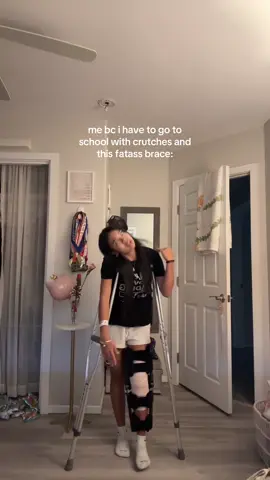 i js love life 🥰 #surgery #injury #crutches #kneepain 