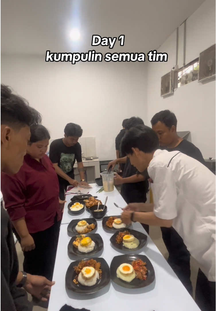 Investasi terbaik adalah pada tim. Meet our crew yang sedang bersiap memberikan service dan cita rasa terbaik untuk kamu🥹🧡 Wargas, coming really soon. #coffeetraining #warkop #warkopbekasi #openingsoon #bekasicoffee 
