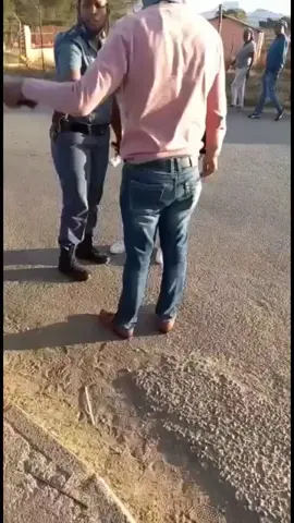 Umntu alahle uMfazi, gqiba aziphambanise xa eMover On. Betha unye mna Bro🤣🤣🤣🤣