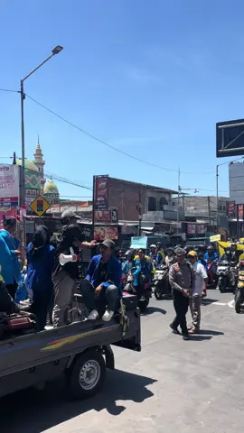 Massa aksi damai mahasiswa dari PMII Sidoarjo berdatangan ke Polresta Sidoarjo. #sidoarjotiktok #aksidamai #PMII #sidoarjo24jam 