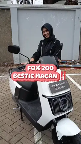 Polytron Fox 200 Bestie nya MaCan‼️ Gimana ga jadi bestie, Polytron perhatian banget sih sampe bikin bagasi yg super duper luas + Smart Alarm Turn Assist yg jadi bantu mengingatkan kita kalau salah pencet sein atau lupa matiin lampu sein abis belok 🤭 🔥 Dari Rp18,5 JUTA sekarang jadi cuma Rp11,5 JUTA aja! Yess, dapet subsidi 7 JUTA exclusive on BliBli mulai dari 23 Agustus-5 september 2025 looh 😱 Yuuk yang mau samaan kaya akuu 🥰 @polytron.ev @polytronindonesia  #Fox200 #PolytronEV #MotorListrik #HematTanpaRibet