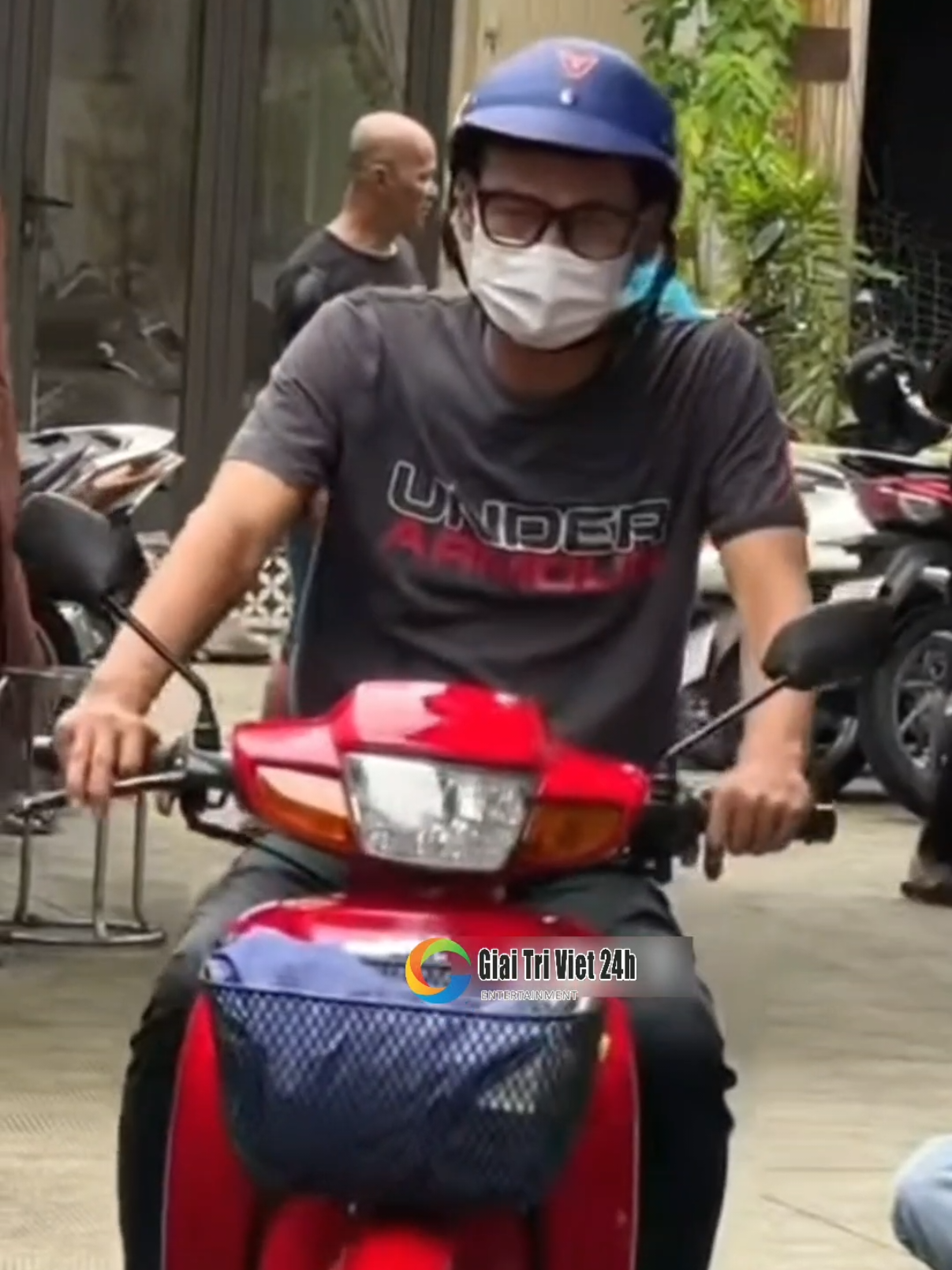 Nghệ sĩ Tiết Cương đi xe máy đến viếng đámtang NSƯT Ngọc Trinh Mùi Ngò Gai #giaitriviet24h #tiktoknews #showbizviet 