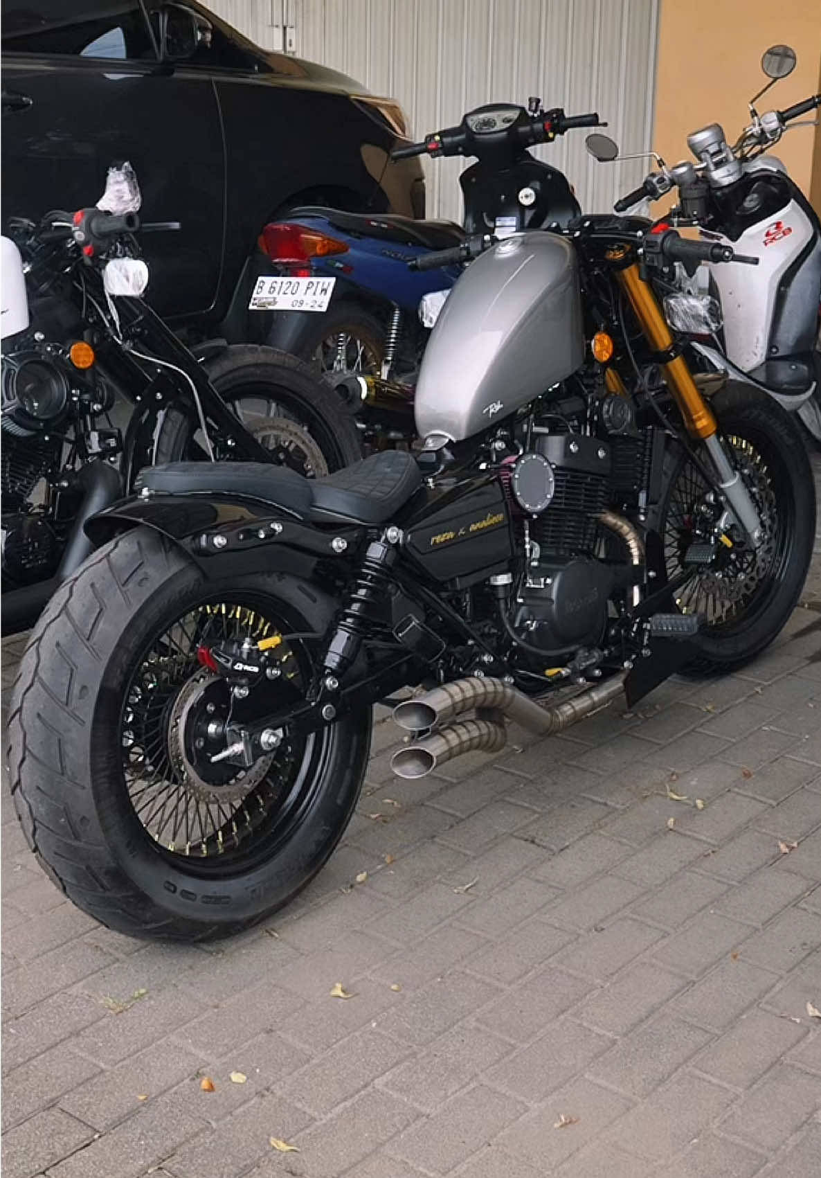 Customer kita, mas Eja, custom Benelli PE 250 dengan konsep Sportster yang ku garap di workshop Jubetor. Motor ini udah selesai meskipun mas Eja masih merantau jauh disana. Gapapa jauh hari udah finish motornya, karena selepas pulang nanti mau langsung riding haha #benelli #benellipe250 #motorcustom #sportster 