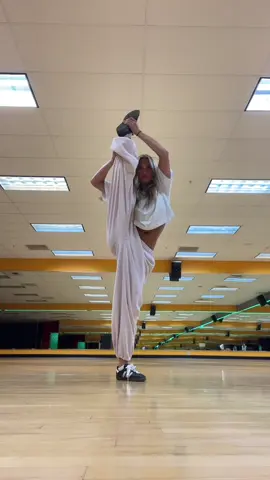 @Robbie Blue you’re a genius.  @Gap @KATSEYE #gap #dance #gapcommercial #robbiebluechoreography #katseye 